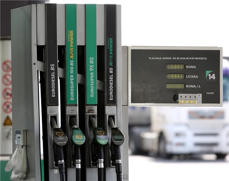 Od ponoći litra eurosuper 95 benzina jeftinija 36 lipa