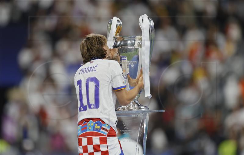 Modrić uz Pereza potpisao novi ugovor s Realom