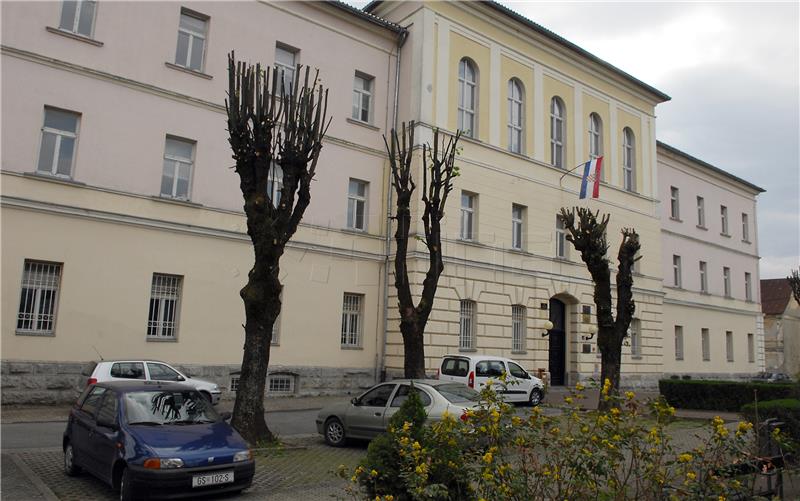 Muškarac iz Perušića se u Gospiću pokušao zapaliti benzinom