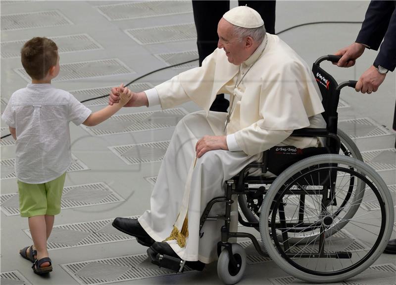 Papa se ispričao zbog otkazivanja putovanja u Afriku 