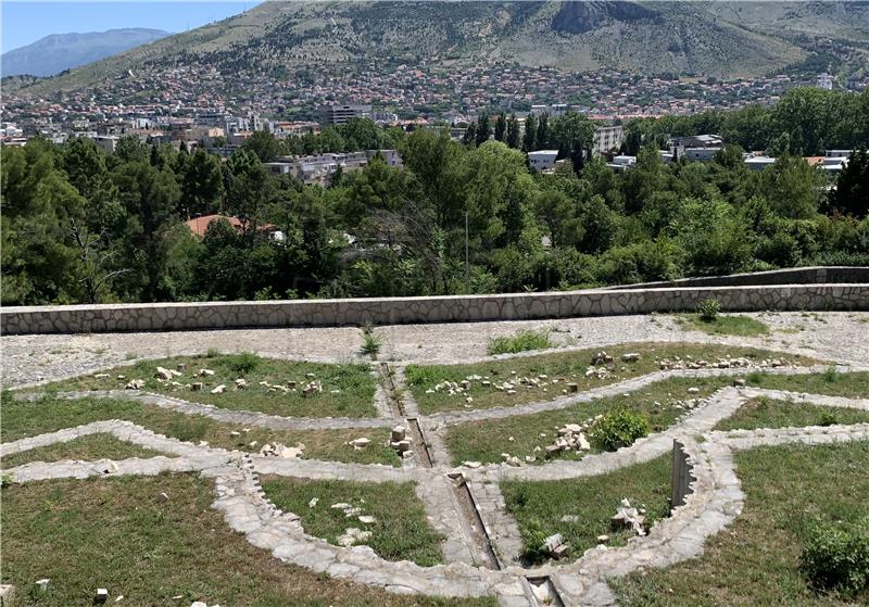 Razbijeno više od 600 ploča na Partizanskom groblju u Mostaru