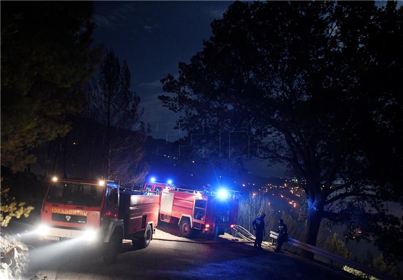 Požar u Žrnovnici lokaliziran, vatrogasci dežuraju