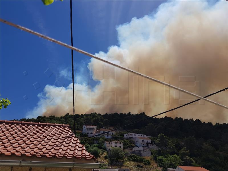 Požar u Pučišćima angažirao vatrogasce s cijelog otoka Brača 