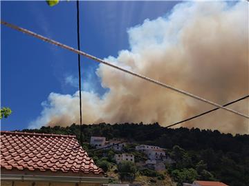 Požar u Pučišćima angažirao vatrogasce s cijelog otoka Brača 