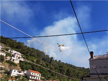 Požari na Braču i Hvaru prijetili kućama, vatrogasci spriječili prodor vatre