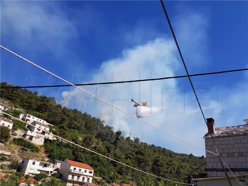 Požar u Pučišćima angažirao vatrogasce s cijelog otoka Brača