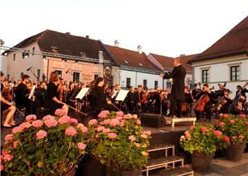 Na središnjem varaždinskom trgu više od 200 glazbenika izvelo 'The Queen Symphony'