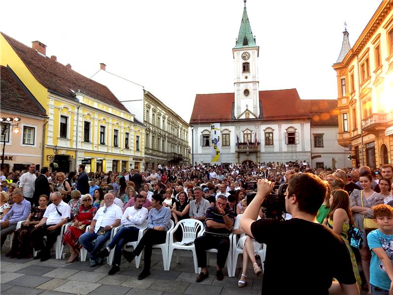 Na središnjem varaždinskom trgu više od 200 glazbenika izvelo 'The Queen Symphony'