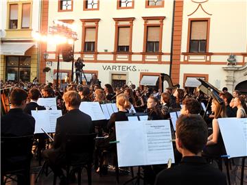 Na središnjem varaždinskom trgu više od 200 glazbenika izvelo 'The Queen Symphony'