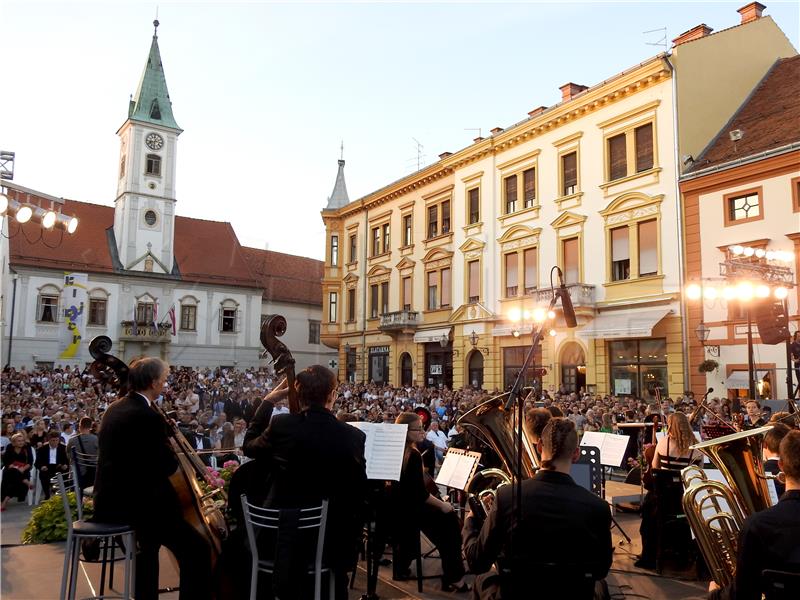 Na središnjem varaždinskom trgu više od 200 glazbenika izvelo 'The Queen Symphony'