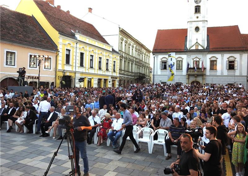 Na središnjem varaždinskom trgu više od 200 glazbenika izvelo 'The Queen Symphony'