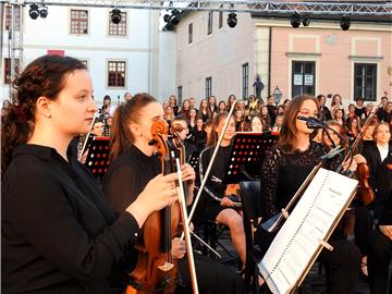 Na središnjem varaždinskom trgu više od 200 glazbenika izvelo 'The Queen Symphony'