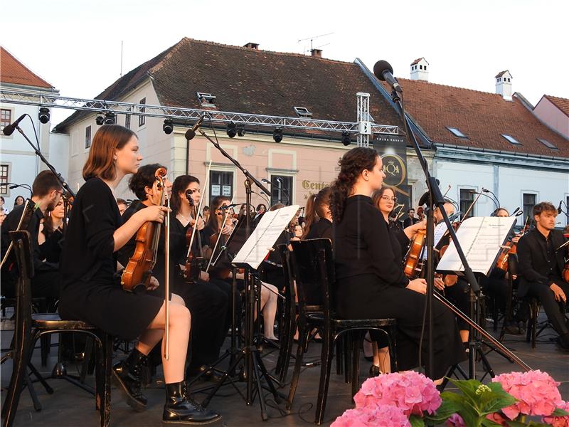 Na središnjem varaždinskom trgu više od 200 glazbenika izvelo 'The Queen Symphony'