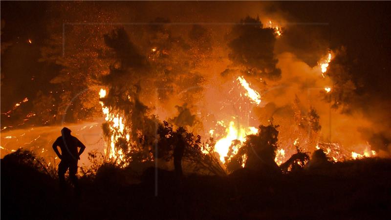 Evakuirano selo zbog požara koji bjesni na grčkom otoku Eubeji