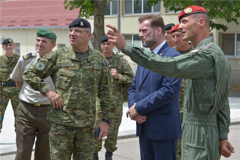 Knin: Ministar Banožić u radnom posjetu Gardijskoj mehaniziranoj brigadi