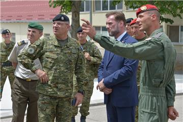 Knin: Ministar Banožić u radnom posjetu Gardijskoj mehaniziranoj brigadi