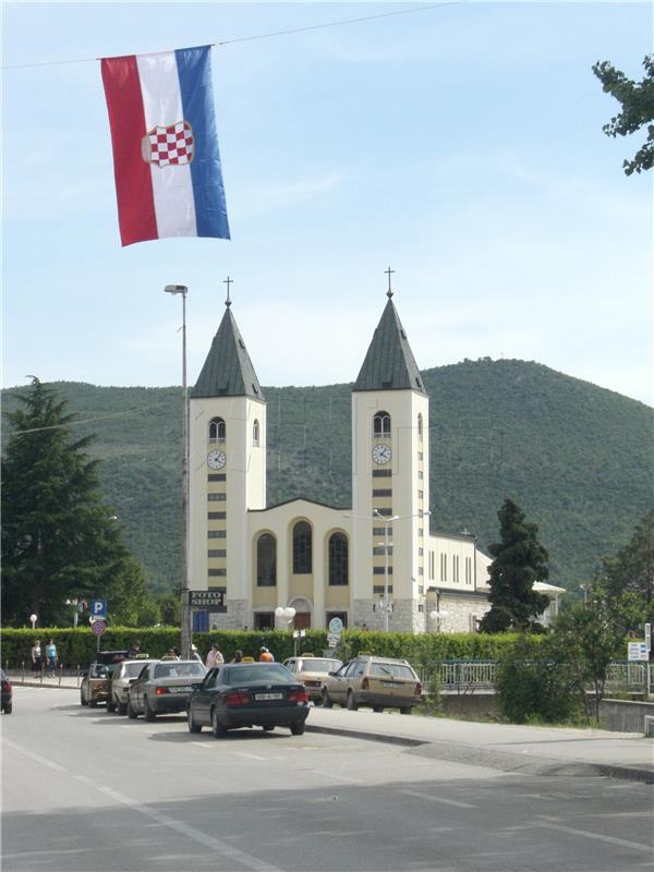 Thousands flock to Međugorje to pray for Ukraine on anniversary of 1st apparitions