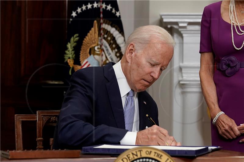 Biden potpisao zakon o strožoj kontroli oružja