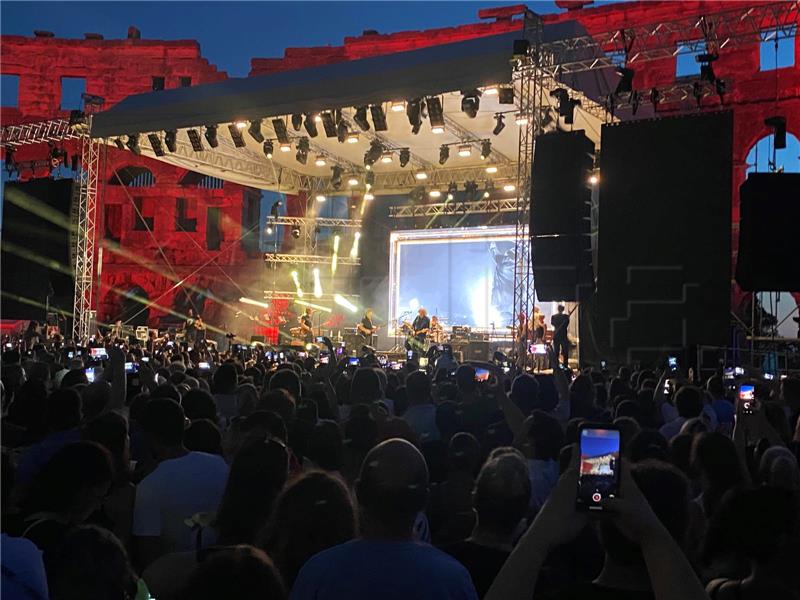 Pula: Parni valjak održao koncert u prepunoj Areni