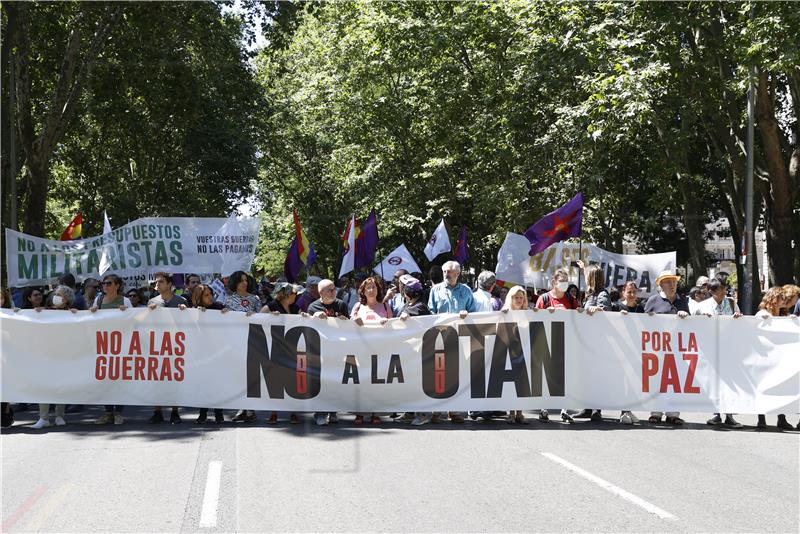 Madrid: Tisuće ljudi prosvjeduju protiv NATO-a, vijore se zastave bivšeg SSSR-a