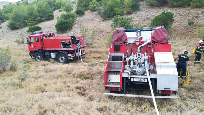 Požar kod Ervenika - gase ga i dva kanadera