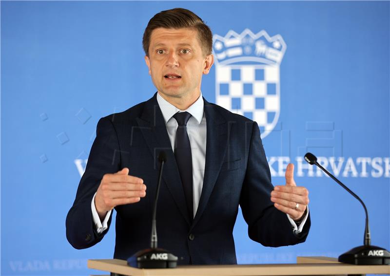 Marić: Razmatramo uvođenje vaučera za gorivo