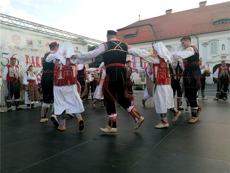 Folklorom, kolom iz „Ere…“ i gastronomijom Đakovu se predstavila SDŽ