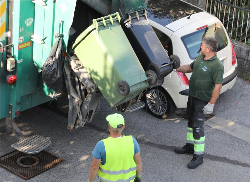 Radnici Čistoće odvoze otpad