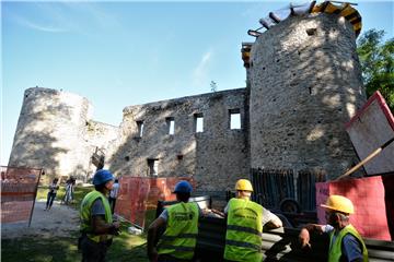 Novigrad na Dobri: Obnavlja se jedno izgorjelo krovište kule