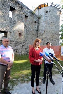 Novigrad na Dobri: Obnavlja se jedno izgorjelo krovište kule