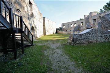 Novigrad na Dobri: Obnavlja se jedno izgorjelo krovište kule