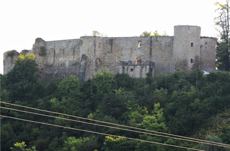 Novigrad na Dobri: Obnavlja se jedno izgorjelo krovište kule