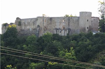 Novigrad na Dobri: Obnavlja se jedno izgorjelo krovište kule