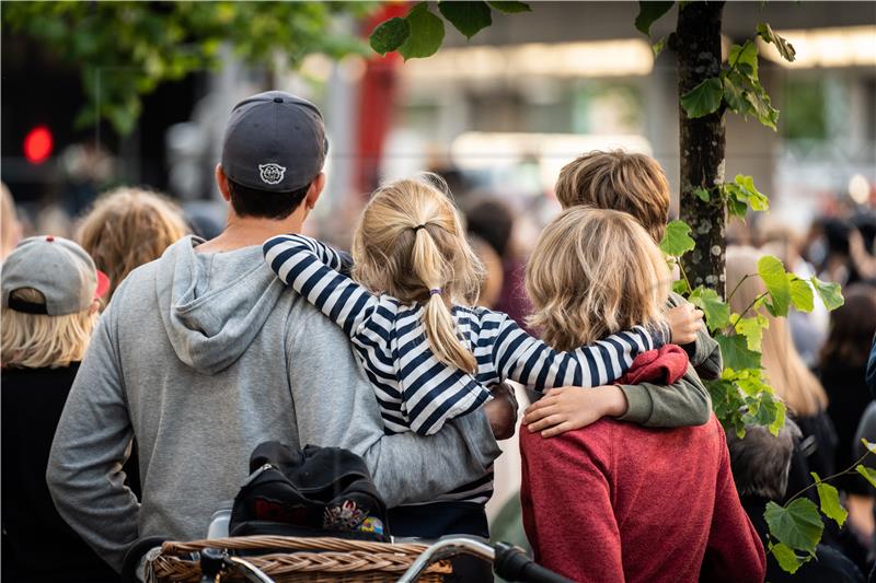 Kopenhagen: Tisuće odale počast žrtvama pucnjave u trgovačkom centru