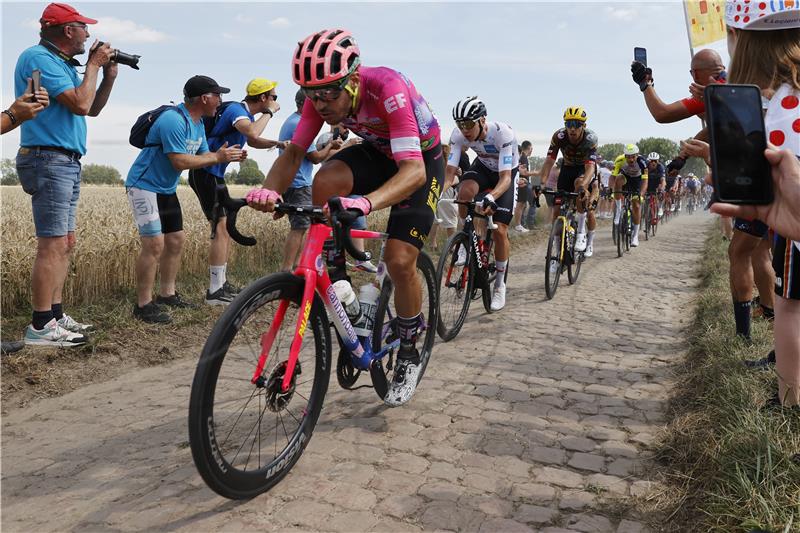 Tour: Clarkeu peta etapa, Van Aert ostao vodeći, peh za Rogliča