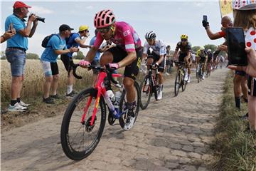 Tour: Clarkeu peta etapa, Van Aert ostao vodeći, peh za Rogliča