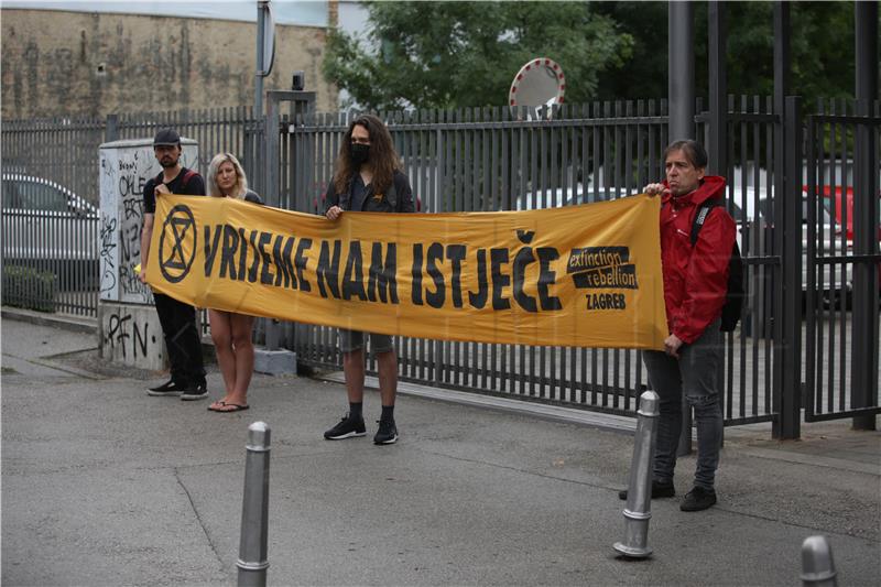 Prosvjedna akcija pokreta Extinction Rebellion Zagreb ispred Plinacro-a