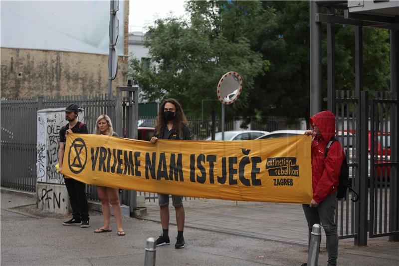 Prosvjedna akcija pokreta Extinction Rebellion Zagreb ispred Plinacro-a