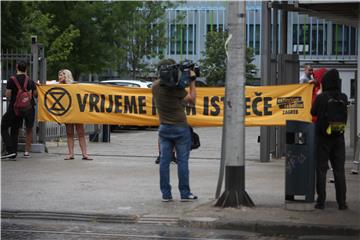 Prosvjedna akcija pokreta Extinction Rebellion Zagreb ispred Plinacro-a