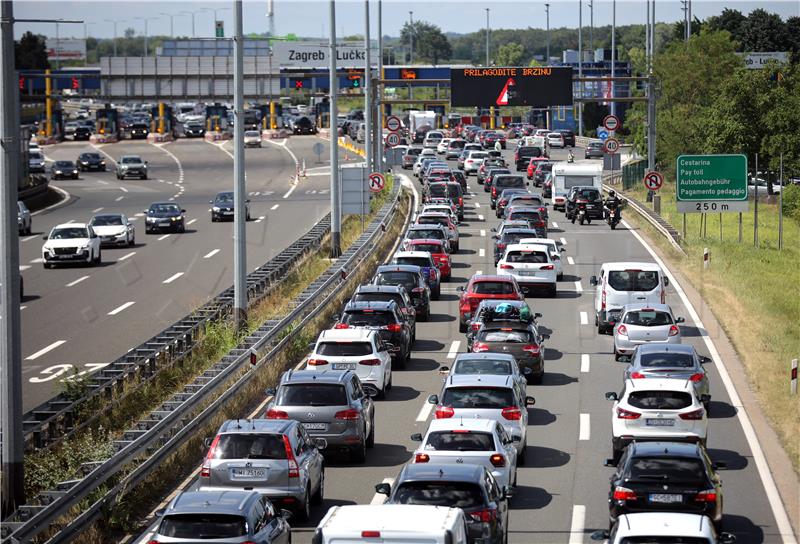 HAK: Promet pojačan, otežava ga i jak vjetar