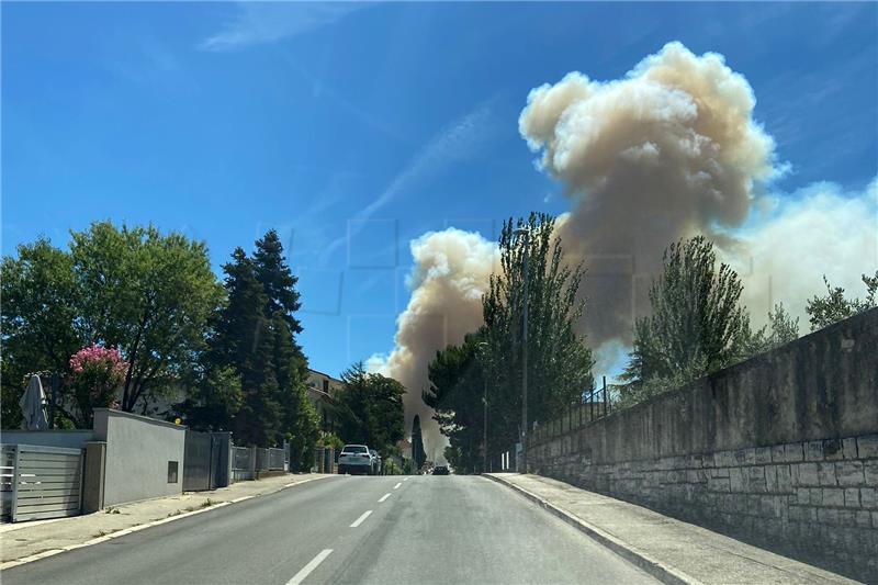 Požar u Puli se širi zbog jake bure, pomažu mještani i kanaderi; dio grada bez struje