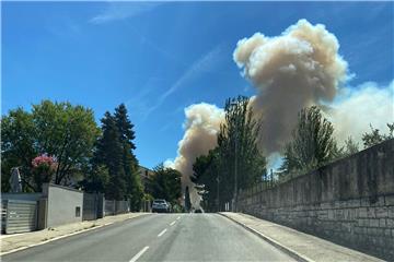 Požar u Puli se širi zbog jake bure, pomažu mještani i kanaderi; dio grada bez struje