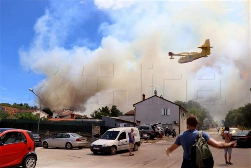 Kozlevac: Požar u Puli nije lokaliziran, ali je pod nadzorom