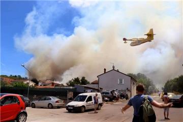 Kozlevac: Požar u Puli nije lokaliziran, ali je pod nadzorom