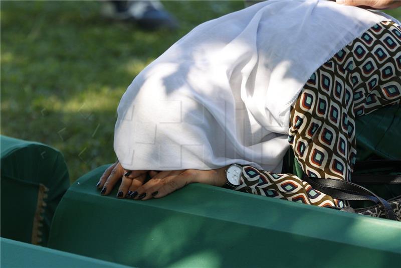 BiH: Stotine pristižu u Srebrenicu, dužnosnici pozivaju da se poštuju žrtve genocida