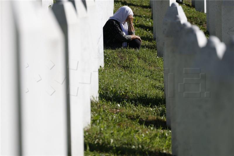 BiH: Stotine pristižu u Srebrenicu, dužnosnici pozivaju da se poštuju žrtve genocida