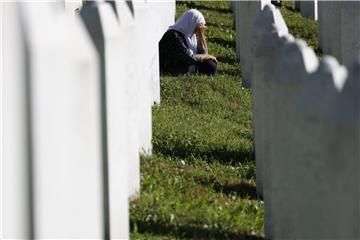 BiH: Stotine pristižu u Srebrenicu, dužnosnici pozivaju da se poštuju žrtve genocida