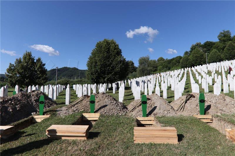 BiH: Stotine pristižu u Srebrenicu, dužnosnici pozivaju da se poštuju žrtve genocida