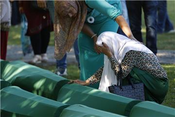 BiH: Stotine pristižu u Srebrenicu, dužnosnici pozivaju da se poštuju žrtve genocida