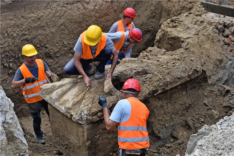 Vinkovci: Kameni sarkofag, po svemu sudeći, ranije već opljačkan